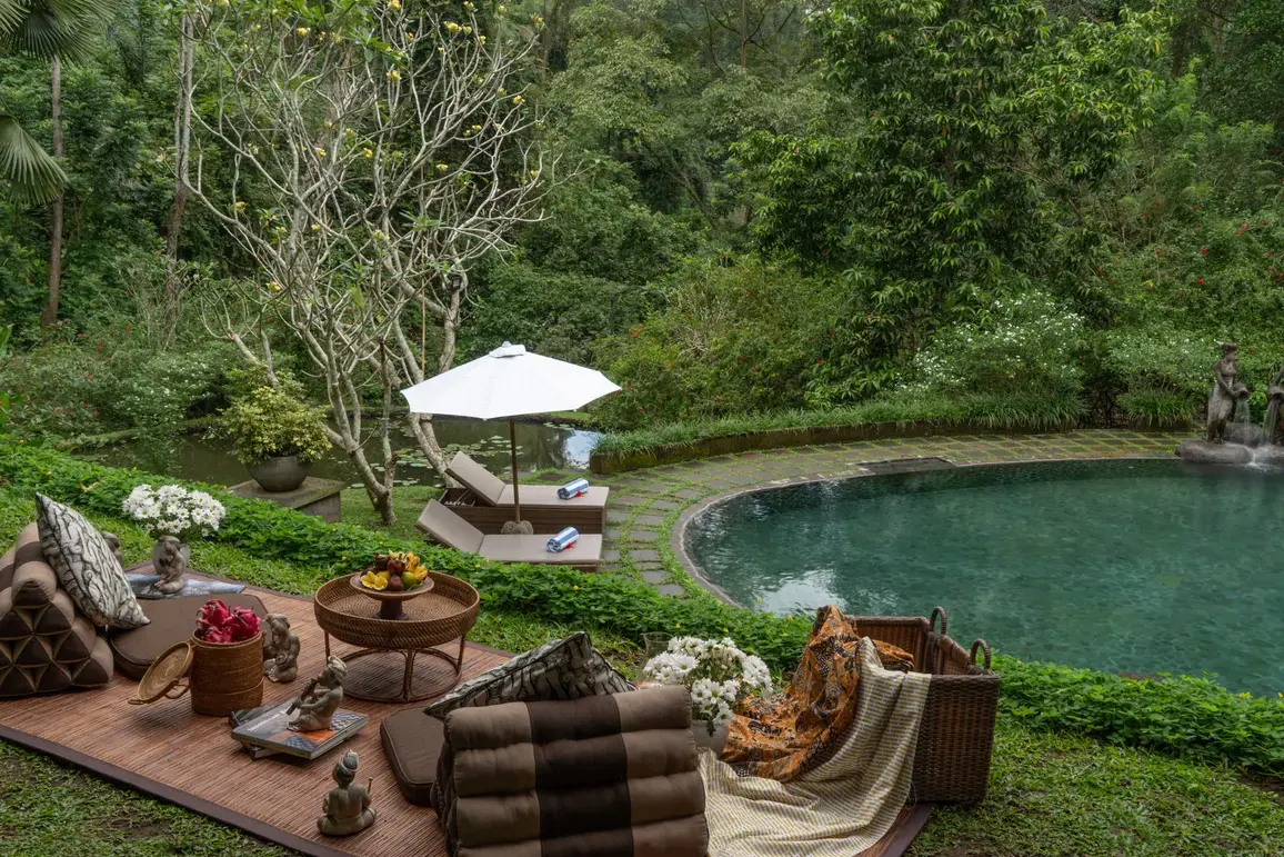 Picnic terrace overlooking the pool at Dua Dari, Ubud