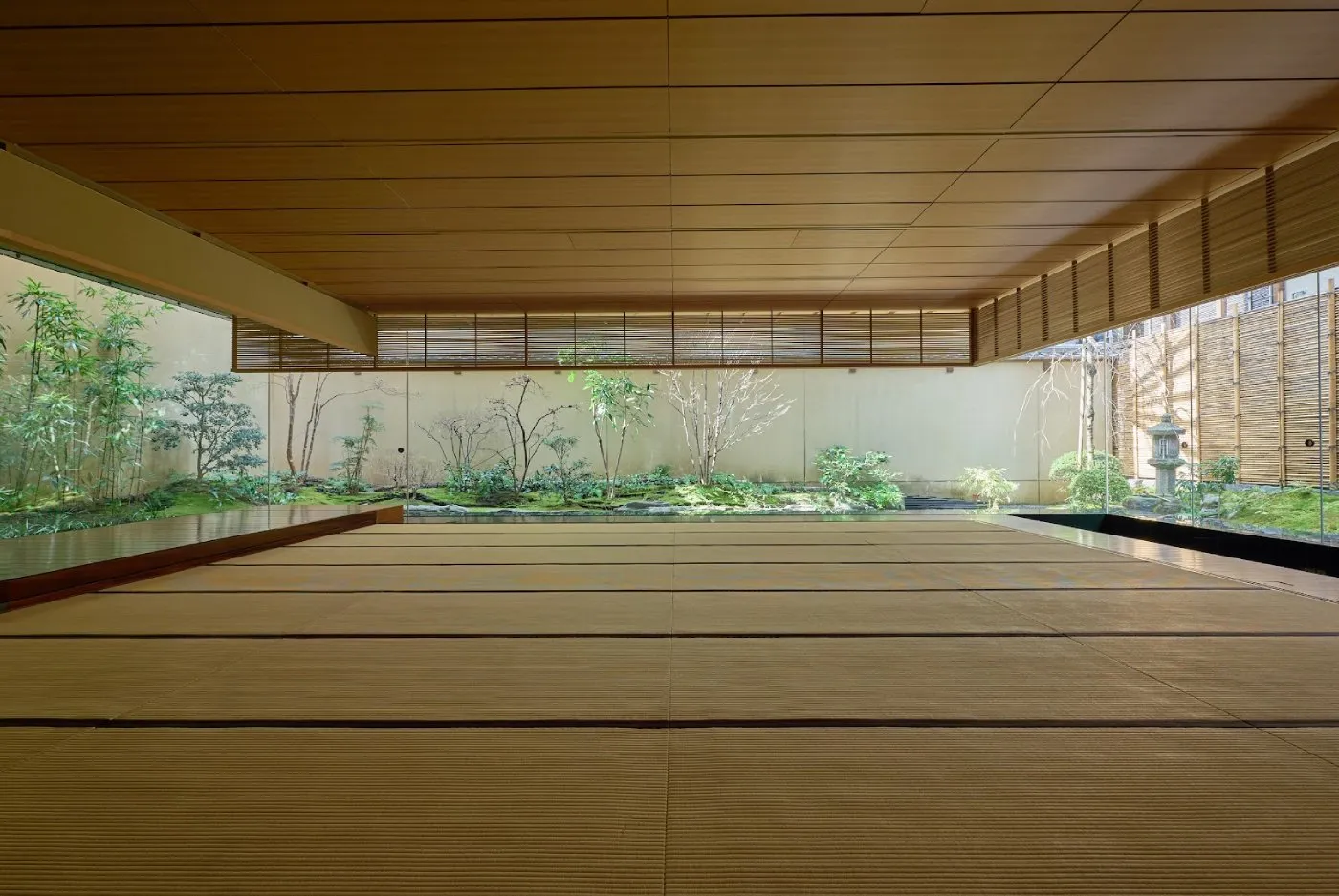 Dining setting at Hiiragiya Honkan