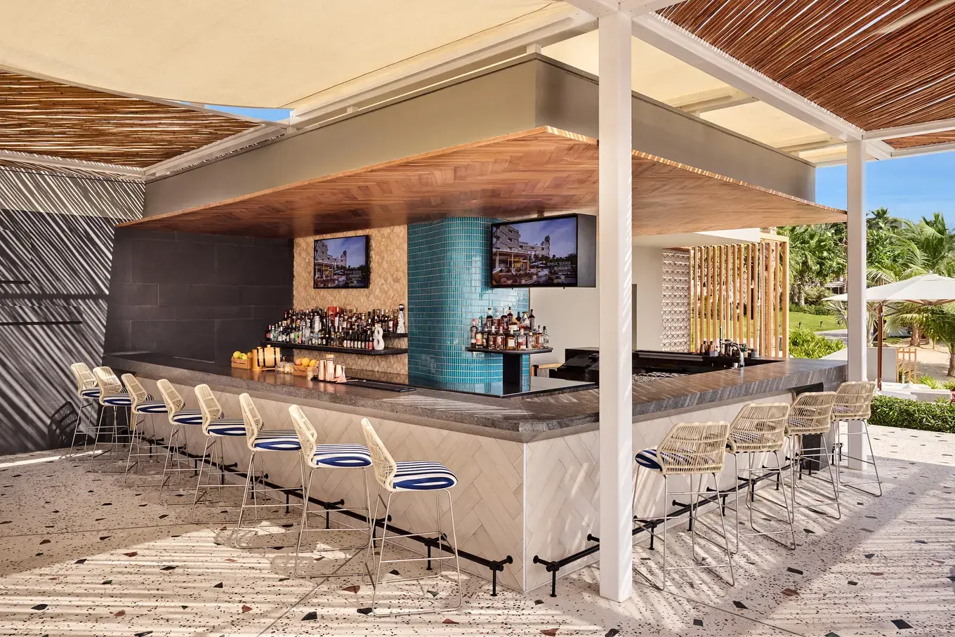 The outdoor bar at Seascapes, Atlantis The Royal.